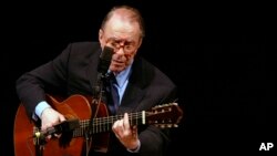 ARCHIVO - En esta fotografía de archivo del 18 de junio de 2004, el compositor brasileño Joao Gilberto toca la guitarra en el Carnegie Hall, en Nueva York. (AP Foto/Mary Altaffer, Archivo)