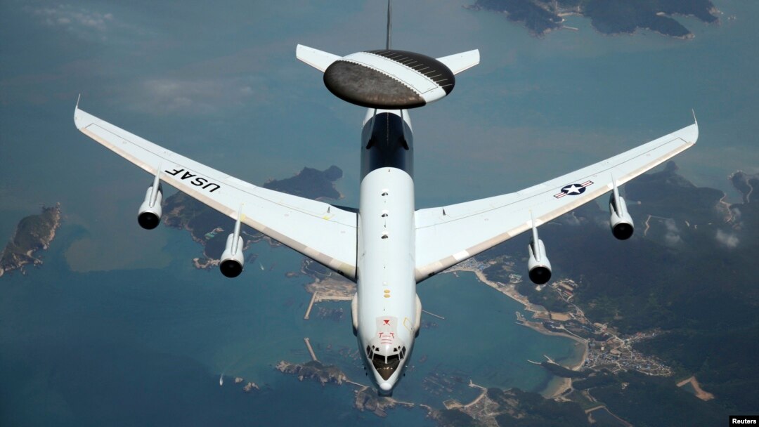 Un avión E-3 Sentry de la Fuerza Aérea estadounidense vuela sobre Corea del Sur, como parte del monitoreo de la proliferación nuclear en la península coreana.