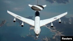 Un avión E-3 Sentry de la Fuerza Aérea estadounidense vuela sobre Corea del Sur, como parte del monitoreo de la proliferación nuclear en la península coreana.