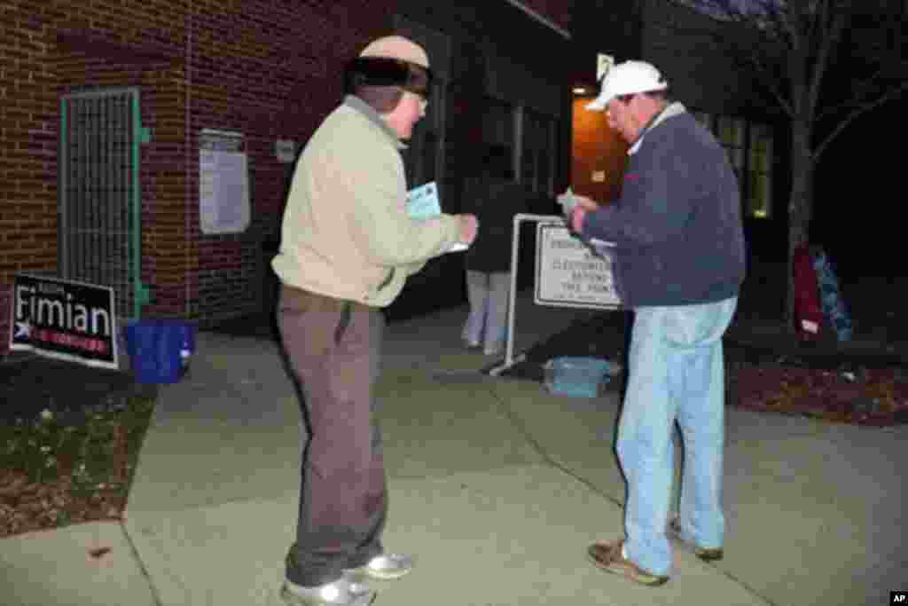 政党党工一大早在投票站外散发传单