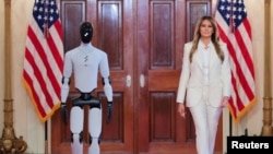 梅拉尼娅·特朗普主持教育科技峰会，45国代表出席