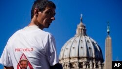 Protesta en la Plaza de San Pedro por una persona que asegura fue abusado por un sacerdote.