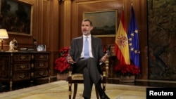 Le roi d'Espagne Felipe VI, prononce son discours traditionnel de Noël au palais de la Zarzuela à Madrid, le 23 décembre 2017.