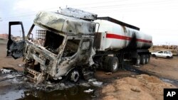 26일 수단 카르틈의 한 주유소에서 유조차가 시위대에 파괴됐다.