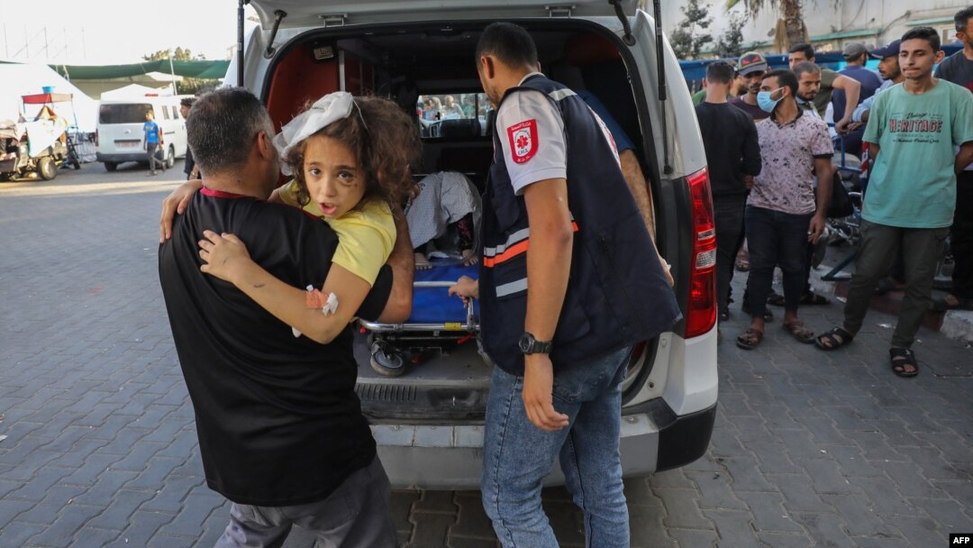 Một bé gái Palestine bị thương được đưa vào bệnh viện Al-Shifa ở Gaza sau vụ oanh kích của Israel hôm 15/10.