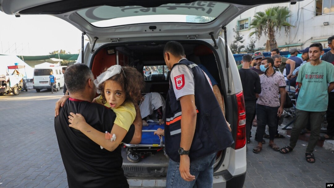 Lekari prebacuju povređenu palestinsku devojčicu u bolnicu u Gazi (Foto: AFP/Dawood NEMER )
