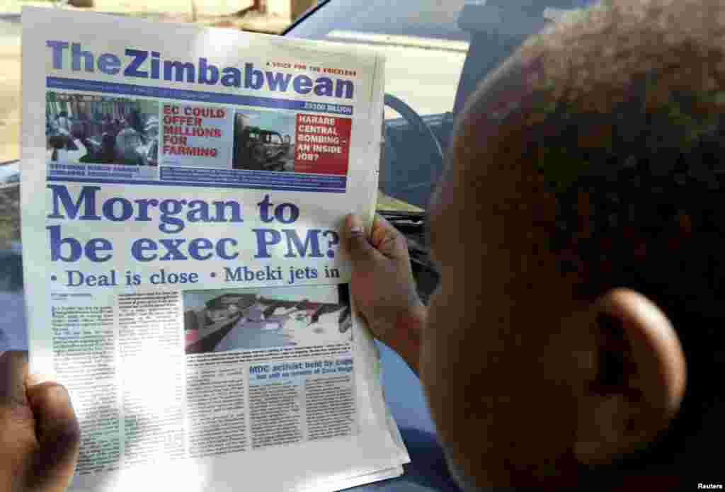 A man reads a local daily newspaper on the street of Zimbabwe&#39;s capital Harare August 8, 2008. Zimbabwean President Robert Mugabe and opposition leader Morgan Tsvangirai held make-or-break talks in Harare later that week.&nbsp;