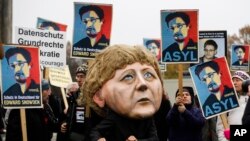 Alman parlamentosu önünde ABD'nin casusluk faaaliyetlerini protesto eden göstericiler