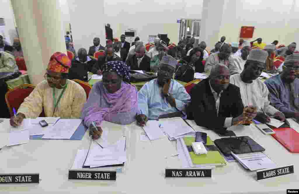 Nigerian state commissioners of health attend the second general meeting with Nigeria&#39;s Health Minister Onyebuchi Chukwu in Abuja, Sept. 1, 2014.