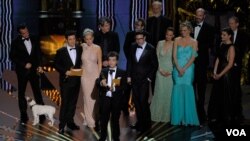 Produser film 'The Artist' Thomas Langmann menerima penghargaan Oscar untuk katagori film terbaik dalam Academy Awards ke-84 di Hollywood (26/2).