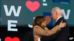 O presidente Joe Biden abraça a candidata democrata à presidência, a vice-presidente Kamala Harris, durante o primeiro dia da Convenção Nacional Democrata, na segunda-feira, 19 de agosto de 2024, em Chicago.