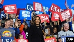 美国民主党总统候选人，现任副总统卡玛拉·哈里斯（Kamala Harris）与支持者在匹兹堡的一次竞选集会上。（资料照）