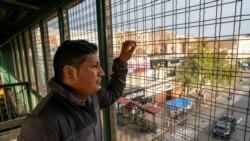 Neptali Chiluisa, un inmigrante ecuatoriano, observa el barrio del Bronx en Nueva York el 25 de octubre del 2021. (AP Photo/Eduardo Munoz Alvarez)