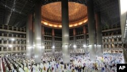 Muslimani u Indoneziji na večernjoj molitvi uoči početka svetog meseca Ramazana