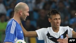 Neymar et Zidane discutent lors d'un match amical contre la pauvreté initié par le PNUD, à Porto Alegre, Brésil, 19 décembre 2012