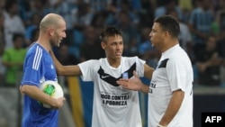 Les footballeurs brésiliens Neymar, au centre, et Ronaldo, à droite, et leur collègue français Zidane discutent avant la seconde mi-temps d’un match amical contre la pauvreté initié par le PNUD, à Porto Alegre, Brésil, 19 décembre 2012