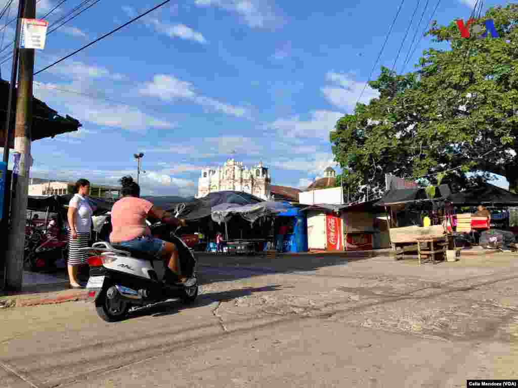 Dos mujeres en el mercado en Santa Catarina Mita