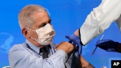 دکتر آنتونی فاوچی، رئیس انستیتو ملی آلرژی و بیماری‌های عفونی آمریکا، واکسن می‌زند (۲۲ دسامبر ۲۰۲۰)
