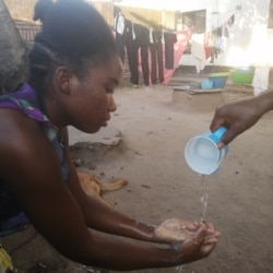 Malawi has now began feeling the impact of COVID-19. Doreen Hartely, a Blantyre resident is washing her hands with soap as a preventive measure against the coronavirus. (L. Masina/VOA)