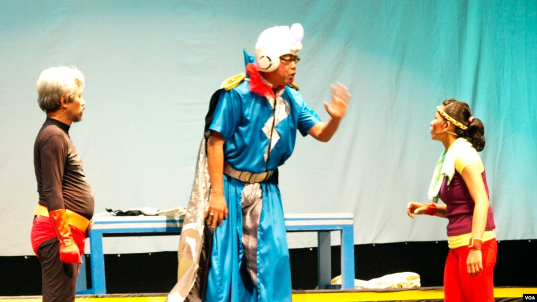 Gundala (tengah), ayahnya Petir dan istrinya Sedah dalam pertunjukan berjudul "Gundala Gawat" dari Teater Gandrik Yogyakarta. (VOA/Munarsih Sahana)