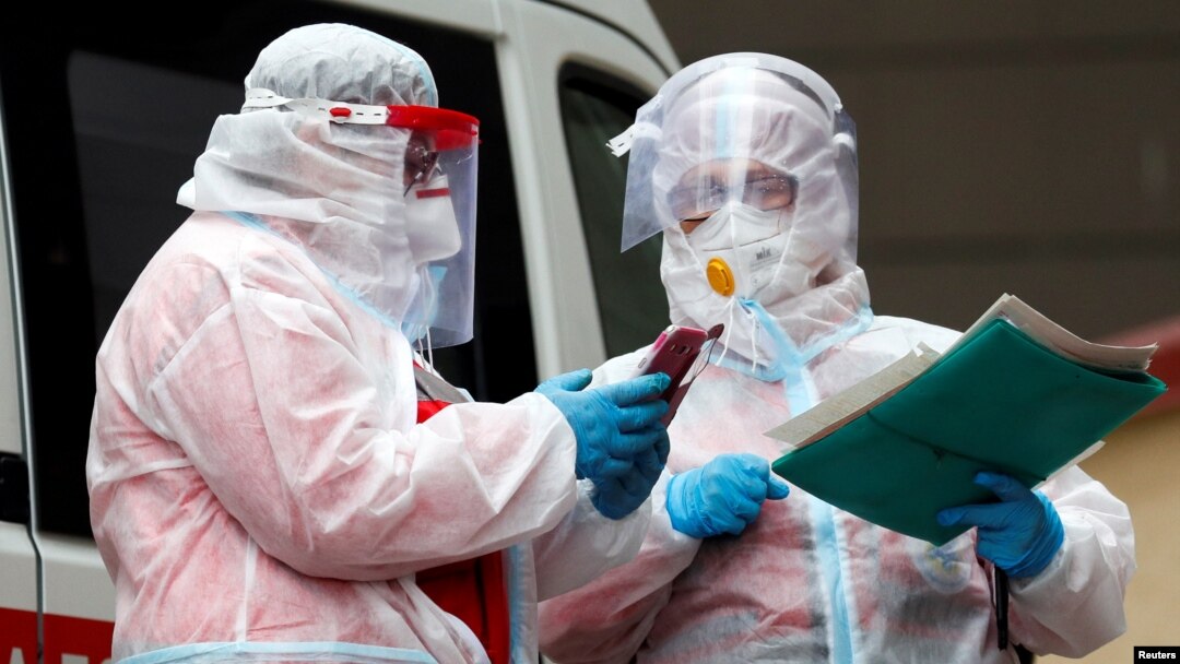 ARHIVA, ILUSTRACIJA - Medicinski radnici na zadatku tokom pandemije koronavirusa (Foto: Reuters/Gleb Garanich)