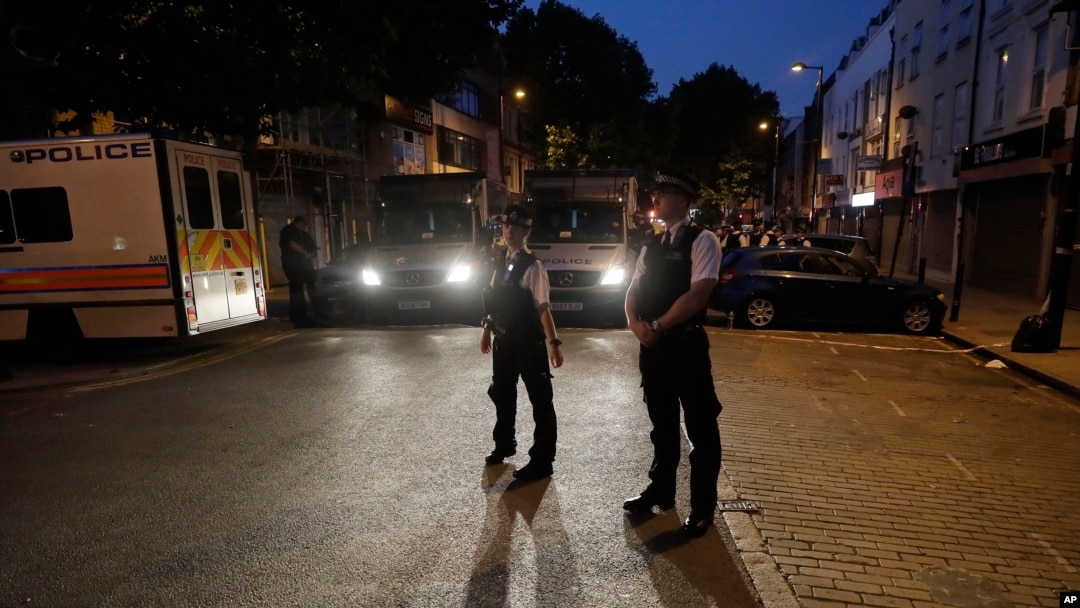 Dalam foto 19 Juni 2017, para petugas kepolisian mengamankan daerah sekitar stasiun Finsbury Park, setelah sebuah kendaraan menghantam pejalan kaki dekat sebuah masjid di utara London.