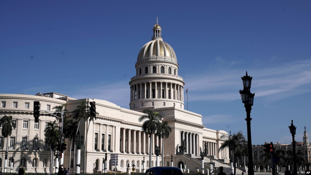 Gedung National Capitol di Havana, Kuba, Senin, 12 Juli 2021, sehari setelah aksi protes terhadap kekurangan pangan dan harga tinggi di tengah krisis pandemi COVID-19. (Foto AP/Eliana Aponte)

