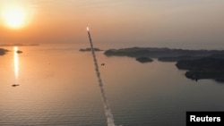 북한이 지난 4월 단거리 탄도미사일을 발사하는 모습 (Reuters) 