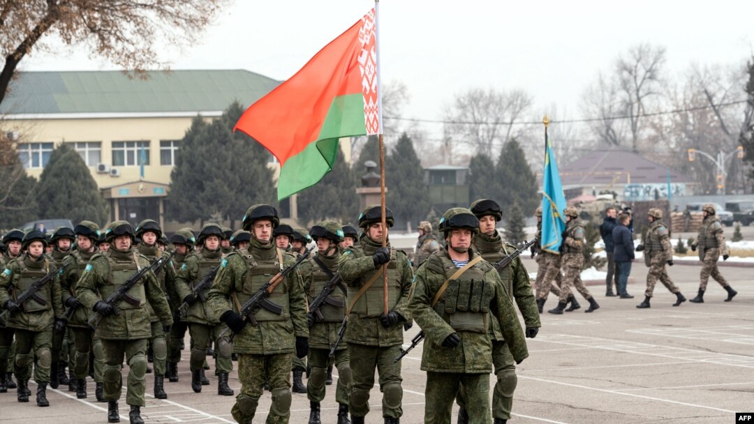 Tentara Belarusia dari Organisasi Perjanjian Keamanan Kolektif (CSTO) menghadiri upacara yang menandai berakhirnya misi CSTO di Almaty, pada 13 Januari 2022. (Alexandr BOGDANOV / AFP)