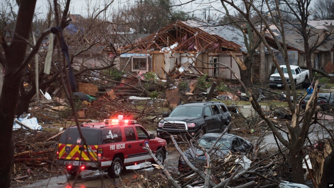 Petugas penyelamat AS memeriksa lokasi tornado di Rowlett, Texas hari Minggu (27/12). 