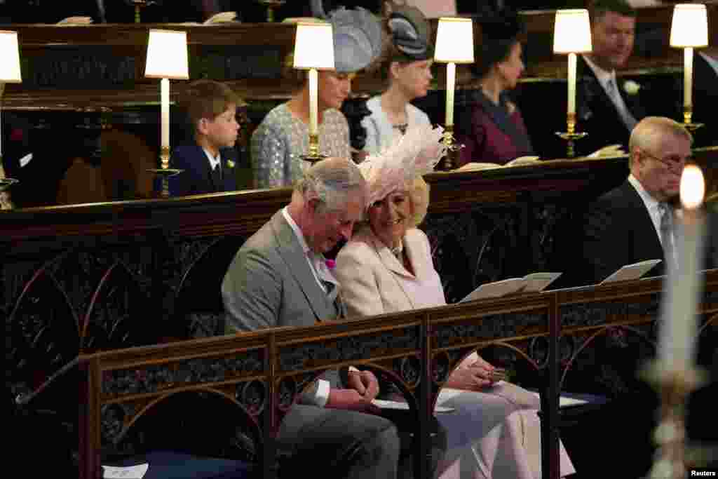 Pangeran Charles (The Prince of Wales) bersama Camilla Parker Bowles (Duchess of Cornwall) duduk di kursi kapel Santo George di Istana Windsor, menjelang prosesi pernikahan Pangeran Harry dengan Meghan Markle di Windsor, Inggris, 19 Mei 2018.&nbsp;