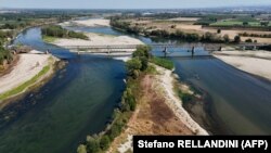 Піщані мілини, оголені падінням рівня води в річках Тічино та По у Північній Італії, неподалік Павії, 8 серпня 2026 року. Фото: Stefano RELLANDINI / AFP