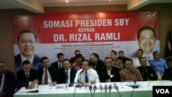 Mantan Menko Perekonomian era Presiden Abdurrahman Wahid, Rizal Ramli, di Jakarta Selasa (28/1) menegaskan siap menghadapi somasi dari Presiden Susilo Bambang Yudhoyono (foto: VOA/Andylala).