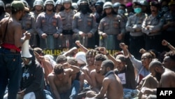 Unjuk rasa para mahasiswa dari Provinsi Papua saat di Surabaya, 1 Juli 2019. (Foto: AFP)