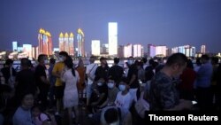 Personas usan mascarilla mientras viajan en un barco por el río Yangtze luego del brote de la enfermedad por coronavirus (COVID-19), en Wuhan, provincia de Hubei, China, el 3 de septiembre de 2020.