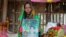 Mosammat Rashida tenant un portrait de son mari tué par un tigre du Bengale en 2009, Shyamna, Bangladesh, 11 novembre 2019.