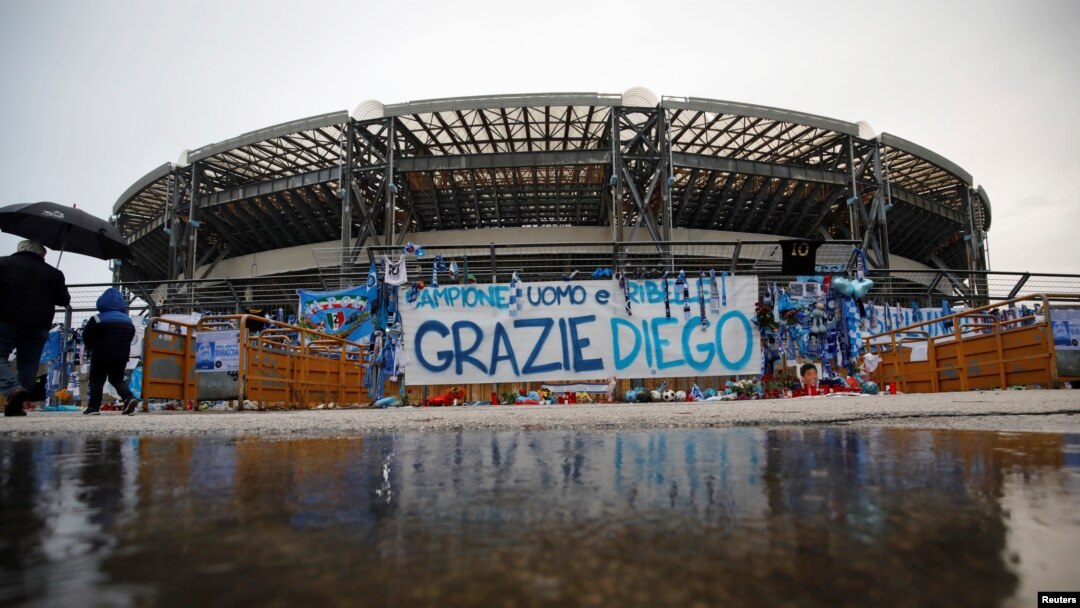 Stadion San Paolo di Kota Napoli, Italia, dihiasi berbagai penghormatan untuk mendiang pesepak bola, Diego Maradona.