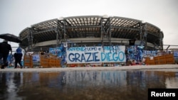 Stadion San Paolo di Kota Napoli, Italia, dihiasi berbagai penghormatan untuk mendiang pesepak bola, Diego Maradona.