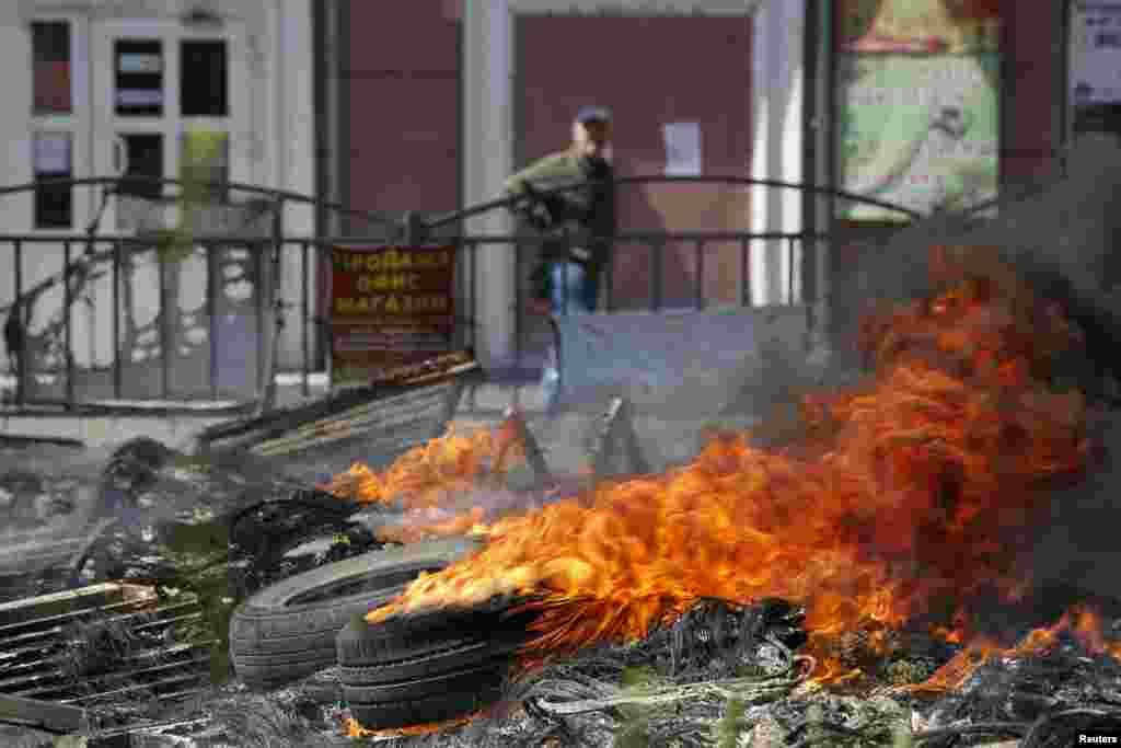 Sharqiy Ukrainadagi Mariupol shahrida Ukraina xavfsizlik kuchlari va ayirmachilar o'rtasida yuz bergan to'qnashuvdan keyingi manzara, 10-may, 2014-yil.