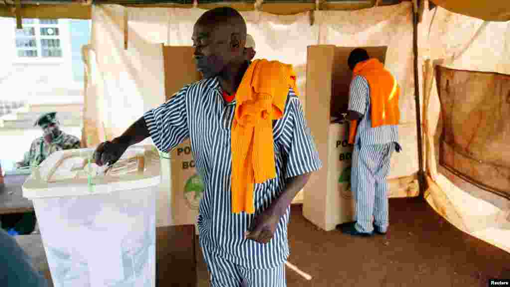 Un prisonnier vote à la prison de haute-sécurité de Kamiti près de Nairobi, au Kenya, le 8 août 2017.