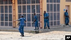 Des policiers burundais chassent des manifestants, le 4 juin 2015. (AP Photo/Berthier Mugiraneza)