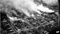 Cette vue aérienne montrent des bâtiments en feu lors des émeutes à Washington, D.C., le 5 avril 1968.