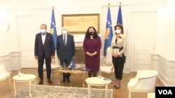 Bedžet Pacoli, Fatmir Sejdiu, Vjosa Osmani, Atifete Jahjaga (s leva) u kabinetu predsednice Kosova (Foto: VOA)