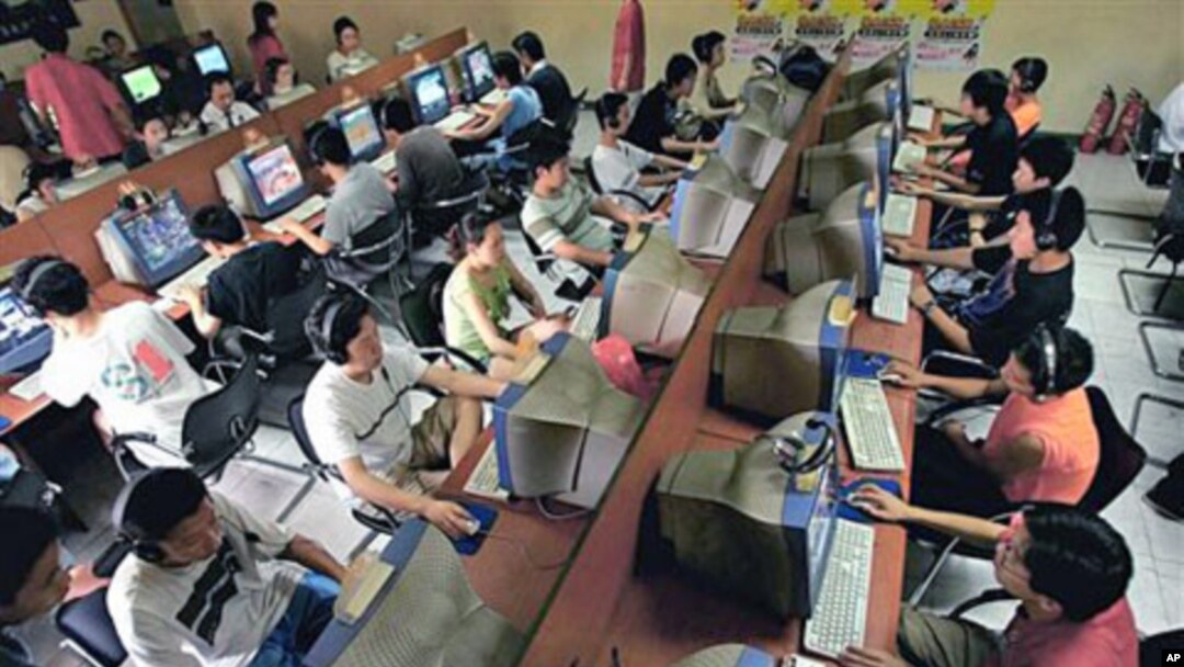 Chinese youths use computers at an Internet cafe in Beijing, June 2005 (file photo)