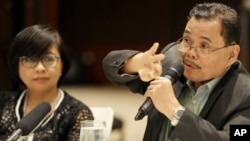 Moro Islamic Liberation Front (MILF) chief peace negotiator Mohagher Iqbal, right, with Miriam Coronel-Ferrer, chief negotiator for the government, gestures during a forum with foreign correspondents at suburban Mandaluyong city, east of Manila, April 7, 2015.