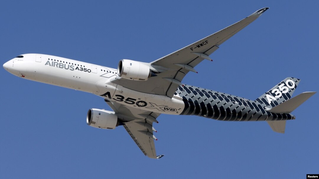 Airbus A350 bay biểu diễn tại cuộc triển lãm hàng không Dubai, ngày 8/11/2015.
