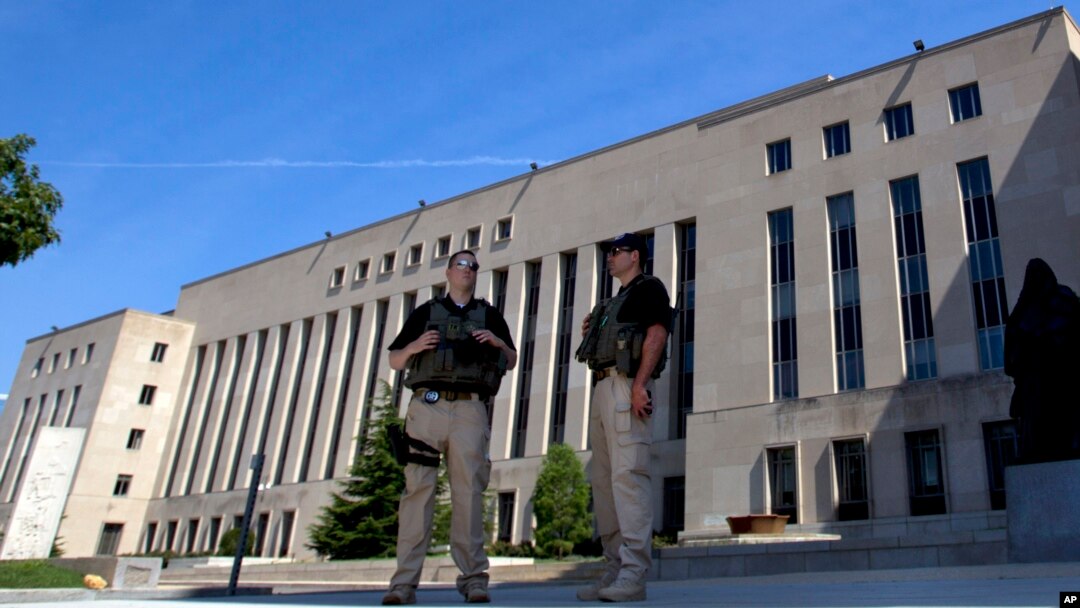 Petugas berjaga-jaga di luar Pengadilan Distrik Federal AS di Washington (28/6), tempat tersangka serangan Benghazi, Ahmed Abu Khattala, disidang. (AP/Jose Luis Magana)