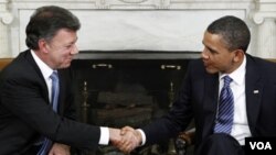 Prezidan ameriken an Barack Obama ap rankontre ak prezidan kolonbyen an Juan Manuel Santos REUTERS/Jim Young (UNITED STATES - Tags: POLITICS)