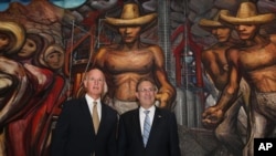 California Governor Jerry Brown, left, and U.S. Ambassador to Mexico Anthony Wayne, pose for photos next to a mural by Mexican painter David Alfaro Siqueiros before a press conference at the Soumaya museum in Mexico City, July 28, 2014. 