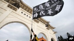 台灣民眾在台北自由廣場揮舞旗幟紀念百萬人反送中大遊行一周年並抗議港區國安法。 （2020年6月13日）